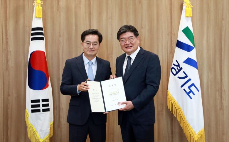 2022년 7월 김동연 경기도지사(왼쪽)에게 경제부지사 임명장을 받는 김용진 후보자. 경기도 제공