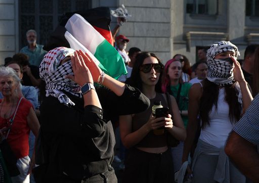 지난 14일(현지시간) 스페인 마드리드에서 열린 사이클 경기 도중 팔레스타인 지지자들이 대회에 참가한 이스라엘 선수들을 비난하는 시위를 하고 있다. 이 시합은 관중의 항의 등으로 파행을 거듭한 끝에 결국 시상식도 없이 조기에 종료했다. 로이터연합뉴스