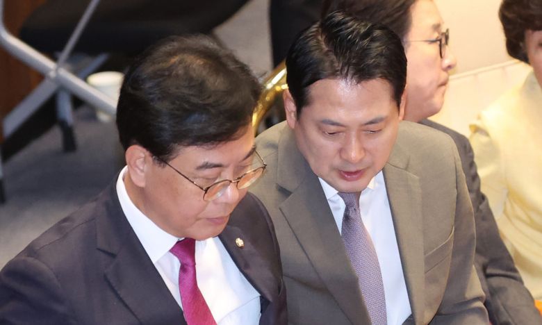 국민의힘 장동혁 대표와 송언석 원내대표가 16일 외교·통일·안보 분야 대정부 질문이 진행된 국회 본회의에서 대화하고 있다. 연합뉴스