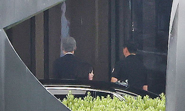 대법원, 조 출근길 취재 불허 조희대 대법원장(왼쪽)이 16일 오전 서울 서초구 대법원으로 출근하고 있다. 대법원은 이날 조 대법원장의 출근길 취재를 불허했다. 뉴스1