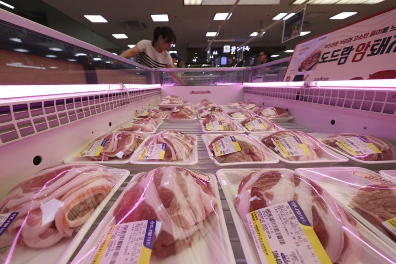 서울 시내 한 대형마트 매대에서 소비자가 돼지고기를 고르고 있다. 뉴시스