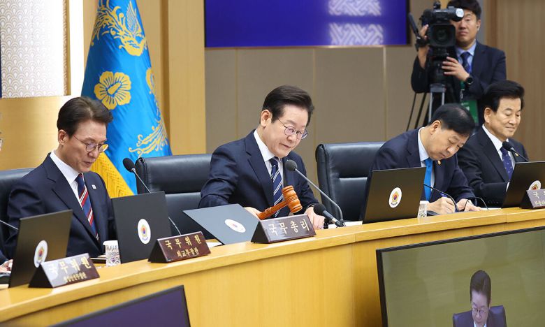 이재명 대통령이 16일 정부세종청사에서 열린 제42회 국무회의 개회 선언을 하고 있다. 연합뉴스