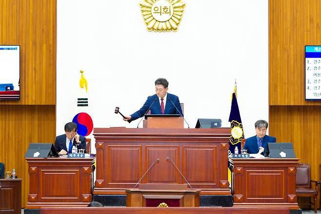 이동협 경주시의회 의장이 제292회 경주시의회 임시회 제2차 본회의를 열고 있다. 경주시의회 제공