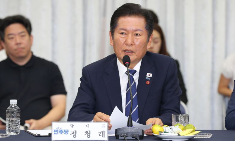 정청래 더불어민주당 대표가 17일 오전 제주도청 4층 탐라홀에서 열린 제주특별자치도-더불어민주당 예산정책협의회에서 발언하고 있다. 제주=뉴시스