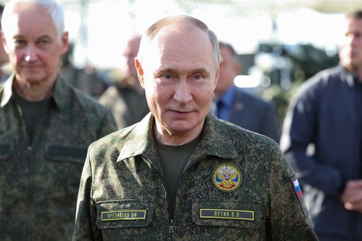 16일(현지시간) 블라디미르 푸틴 러시아 대통령(가운데)이 전투복 차림으로 러시아·벨라루스 두 나라 군대의 합동 군사 훈련 ‘자파트 2025’ 참관을 위해 이동하고 있다. 타스연합뉴스