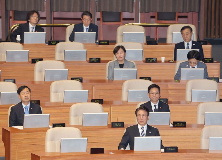 김민석 국무총리, 구윤철 부총리 겸 기획재정부 장관을 비롯한 국무위원들이 17일 경제분야 대정부 질문이 열린 국회 본회의장에서 회의 시작을 기다리고 있다. 연합