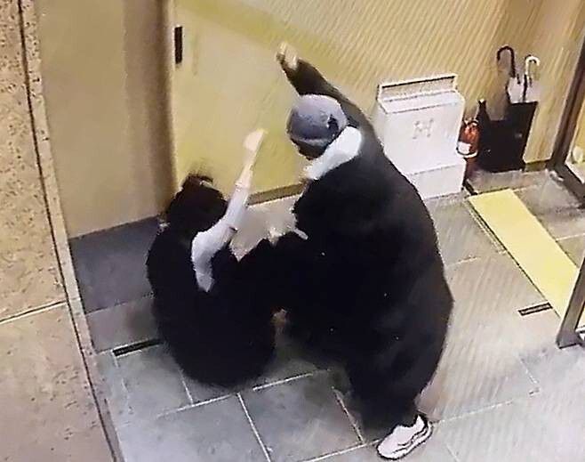 지난해 1월 배현진 국민의힘 의원이 서울 강남구의 한 빌딩에서 한 중학생으로부터 머리를 가격당하고 있다. 배현진 의원실 제공