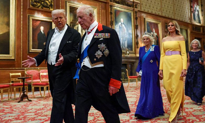 뜨거운 환대 영국을 국빈 방문한 도널드 트럼프 미국 대통령(왼쪽)이 17일(현지시간) 런던 근교 윈저성에서 영국 국왕 찰스 3세(왼쪽 두번째)와 대화하며 만찬장으로 이동하고 있다. 영국 커밀라 왕비(왼쪽 세번째)와 트럼프 대통령의 배우자 멜라니아 트럼프 여사가 뒤따랐다. 윈저=로이터연합뉴스