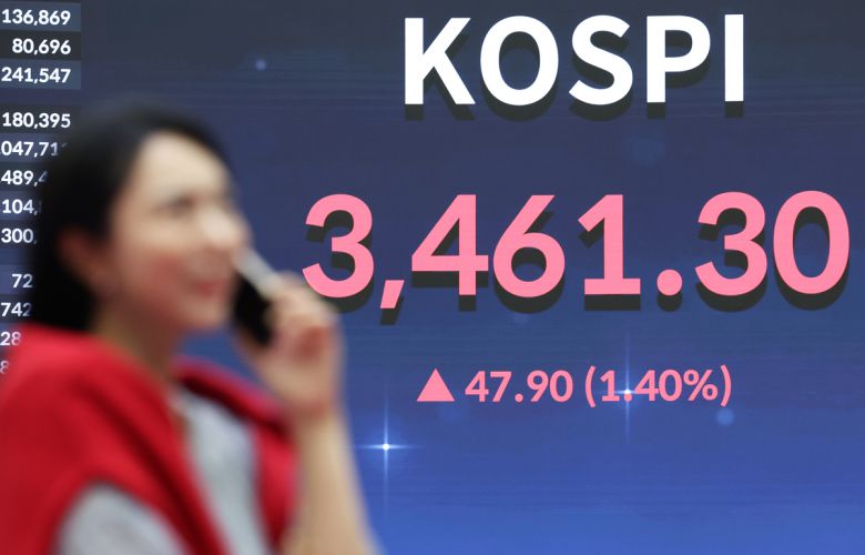 코스피가 미국의 올해 첫 기준금리 인하에 힘입어 사상 최고치를 경신한 18일 오후 서울 여의도 한국거래소 전광판에 코스피 종가 지수가 전일 대비 47.9p(1.40%) 상승한 3461.30을 나타내고 있다. 뉴스1
