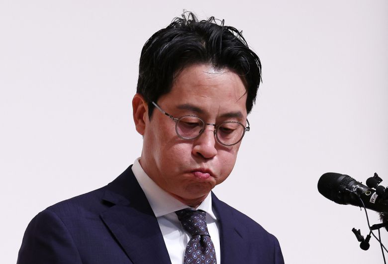 조좌진 롯데카드 대표이사가 18일 서울 중구 부영태평빌딩 컨벤션홀에서 열린 언론 브리핑에서 롯데카드 대규모 해킹 사고 관련 대국민 사과를 마친 뒤 물을 마시고 있다. 뉴스1