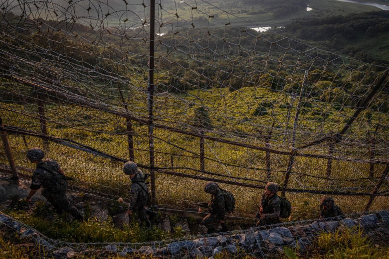 경기 연천군 중서부전선 비무장지대(DMZ)에서 장병들이 남방한계선 철책을 따라 경계시설물을 점검하며 이동하고 있다. 세계일보 자료사진