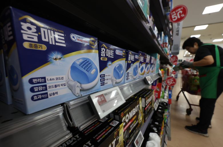 작년 서울 모기 채집 통계를 보면 여름철보다 가을철에 모기가 더 많은 것으로 나타난 가운데 지난 15일 서울 시내 한 대형마트에 모기 퇴치 관련 제품이 진열돼 있다. 연합뉴스