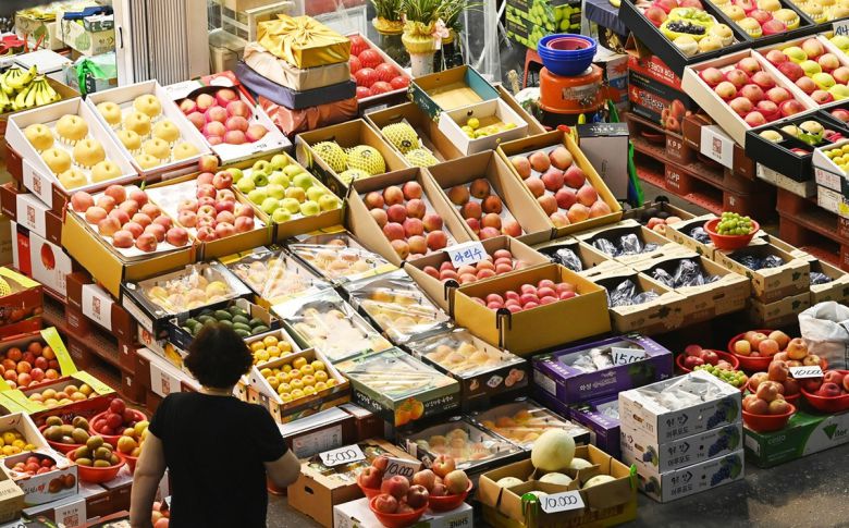 추석 명절을 앞둔 17일 경기 수원시 권선구 수원농수산물도매시장 과일동을 찾은 시민들이 선물·제수용 과일을 살펴보고 있다. 뉴시스