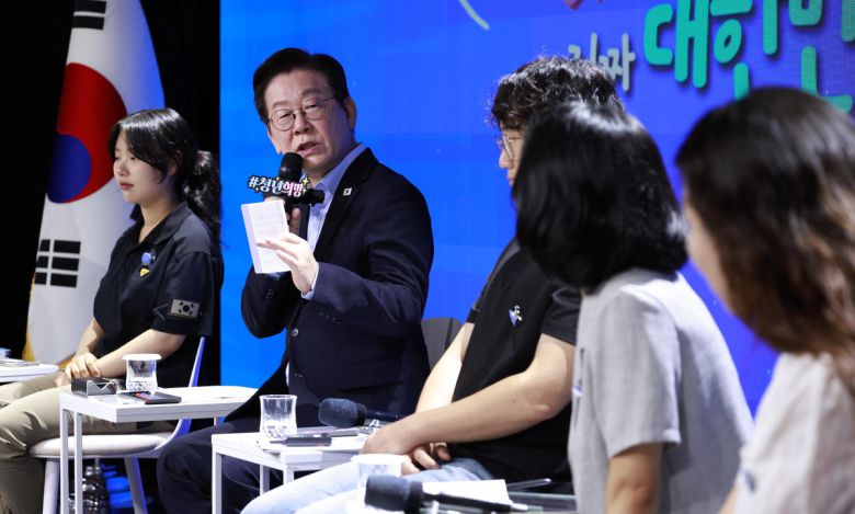 이재명 대통령이 19일 서울 마포구 구름아래 소극장에서 열린 2030 청년 소통·공감 토크콘서트에서 발언하고 있다.    대통령실통신사진기자단