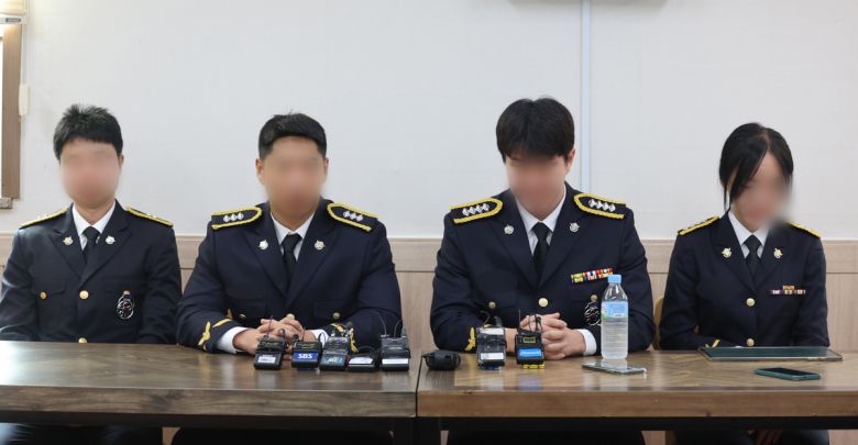 갯벌에 고립된 노인을 혼자 구하려다 숨진 고(故) 이재석 경사 팀원들인 인천해양경찰서 영흥파출소 직원들이 지난 15일 오전 이 경사 발인을 앞두고 인천 동구의 한 장례식장에서 기자회견을 하고 있다. 인천=뉴시스