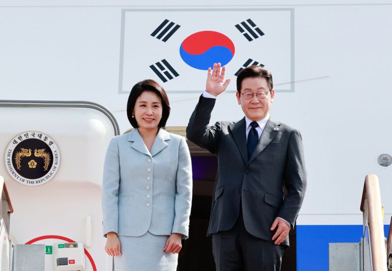 출국 인사하는 李대통령 부부 이재명 대통령과 김혜경 여사가 22일 경기 성남 서울공항에서 미국 뉴욕으로 출국하기 전 손을 흔들며 인사하고 있다. 취임 후 처음으로 유엔총회에 참석하는 이 대통령은 현지시간으로 22일 뉴욕에 도착해 3박 5일간의 일정을 소화한다. 이 대통령은 23일 유엔총회 기조연설을, 24일에는 한국 정상으로는 처음으로 유엔 안전보장이사회 공개 토의를 주재한다. 서울공항=뉴시스