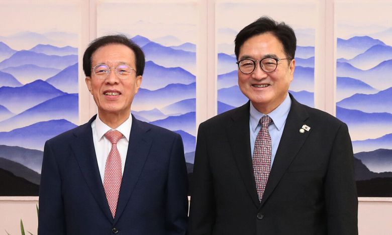 이석연 국민통합위원회 위원장이 22일 서울 여의도 국회의장 집무실에서 우원식 국회의장을 예방, 기념 촬영하고 있다. 국민통합위원회 제공