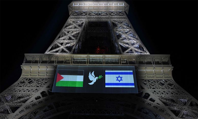 21일(현지시간) 오후 프랑스 파리 에펠탑 하단부에 팔레스타인·이스라엘 2국가 해법을 지지하고 두 나라가 평화롭게 공존하길 기원하는 선전물이 부착돼 있다. 프랑스는 22일 팔레스타인을 이스라엘과 동등한 독립 주권국으로 승인한다. AFP연합뉴스