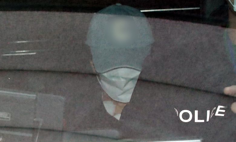 초등학생을 살해한 혐의를 받는 40대 여교사 명재완 씨가 지난 3월 7일 대전 서부경찰서에서 대면조사를 마치고 둔산경찰서로 이송되고 있다. 뉴스1