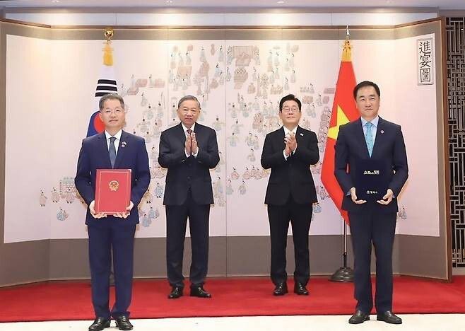 지난달 11일 한국-베트남 정상회담에 앞서 열린 ‘평택-다낭 우호교류 합의서’ 교환식. 오른쪽부터 정장선 시장, 이재명 대통령, 또 럼 베트남 서기장, 응우옌 반 꽝 다낭시 당서기. 평택시 제공