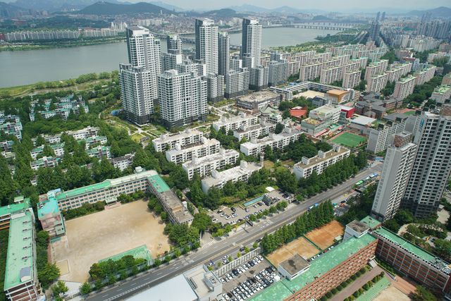 단순 규제가 아닌 정교한 시장 관리와 세대·계층 간 균형 회복에 초점을 맞춰야 한다. 게티이미지