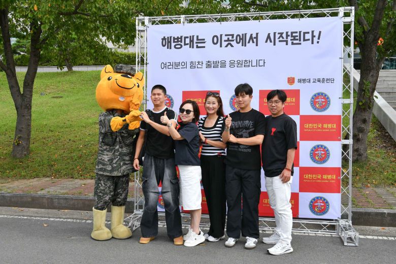 22일 해병대 교육훈련단에서 열린 신병 1322기 입영문화제에서 입영 장병과 가족들이 단체 사진을 촬영하고 있다.