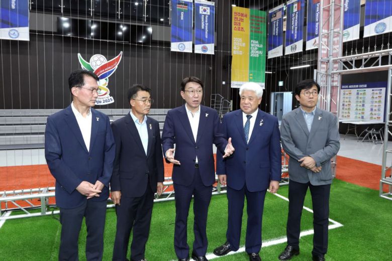 ‘2025 전주드론축구월드컵’ 개막을 사흘 앞둔 22일 우범기 전주시장(가운데) 등이 전주국제드론스포츠센터 드론축구 전용구장을 찾아 대히 준비 상황을 점검하고 있다. 전주시 제공