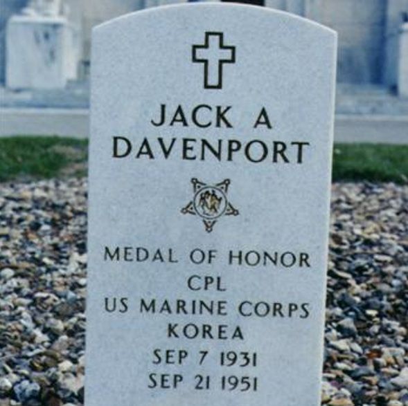 미국 미주리주 캔자스시티의 마운트 모리아(Mount Moriah) 묘지에 있는 잭 데이븐포트 해병대 상병의 묘비. 그가 한국에서 싸우다가 전사했으며 명예훈장 수훈자라는 사실이 기록돼 있다. SNS 캡처