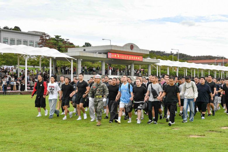 22일 해병대 교육훈련단에서 열린 신병 1322기 입영문화제에서 입영 장병들이 가족들과의 인사를 마치고 당당히 걸어가고 있다.