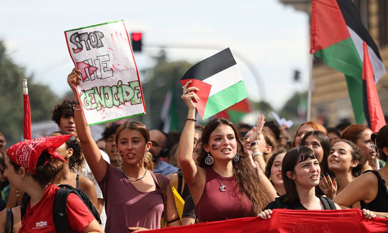 로마선 팔 지지 시위… “이, 학살 멈춰라” 22일(현지시간) 이탈리아 로마에서 벌어진 팔레스타인 지지 시위에 참여한 시민들이 ‘대량학살을 멈춰라’고 적힌 선전물과 팔레스타인 깃발 등을 흔들고 있다. 이날 로마, 피렌체 등 전국 각지에서는 팔레스타인 국가 선언을 지지하고 이스라엘로의 무기 수송 중단을 촉구하는 파업과 시위가 벌어졌다. 일부 시위대는 경찰과 충돌하기도 했다. 이탈리아는 팔레스타인을 국가로 인정하지 않고 있다. 로마=신화연합뉴스