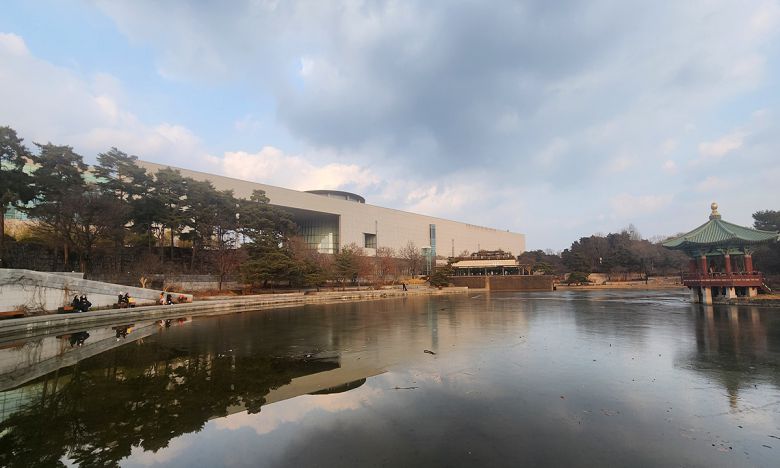 정림건축은 거울못에 반사된 국립중앙박물관의 모습을 통해 자연과 조화를 이루는 한국 전통 건축의 미학을 보여주고자 했다.