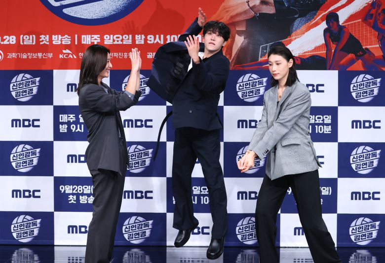 24일 서울 마포구 MBC 골든마우스홀에서 열린 MBC 새 예능 프로그램 '신인감독 김연경' 제작발표회에서 참석자들이 포즈를 취하고 있다. 왼쪽부터 표승주, 승관, 김연경. 연합