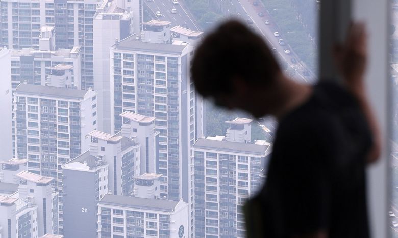 서울 송파구 서울스카이 전망대에서 바라본 서울 아파트 단지 모습. 뉴스1