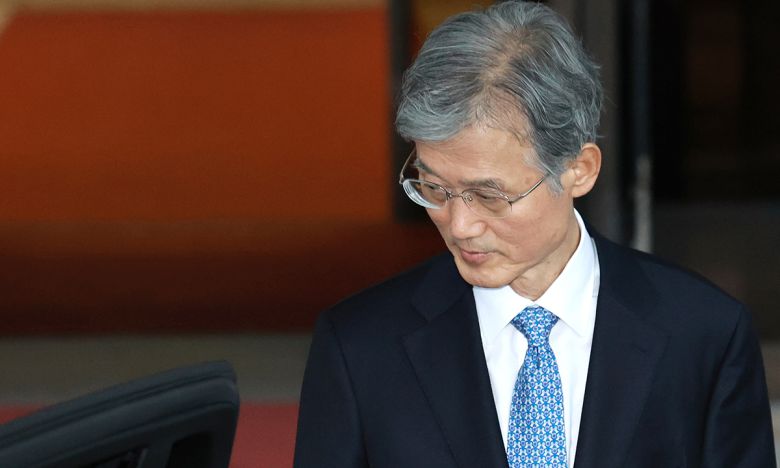 조희대 대법원장이 지난 23일 서울 서초구 대법원에서 퇴근하고 있다. 연합뉴스