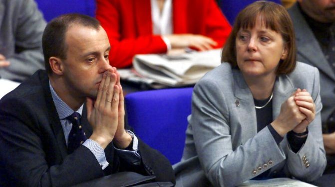 나란히 보수 성향의 기독민주당(CDU)에서 활동했으나 ‘앙숙’으로 통했던 프리드리히 메르츠 현 독일 총리(왼쪽)와 앙겔라 메르켈 전 총리. 사진은 지금으로부터 25년 전인 2000년의 모습으로 당시 메르츠는 44세, 메르켈은 46세였다. AP연합뉴스