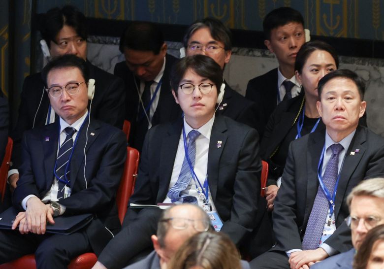 24일(현지시간) 미국 뉴욕 유엔본부에서 열린 안전보장이사회 공개 토의에서 이규연(앞줄 왼쪽부터) 홍보소통수석, 하정우 AI미래기획수석, 임웅순 안보2차장 등이 참석자 발언을 듣고 있다. 뉴시스