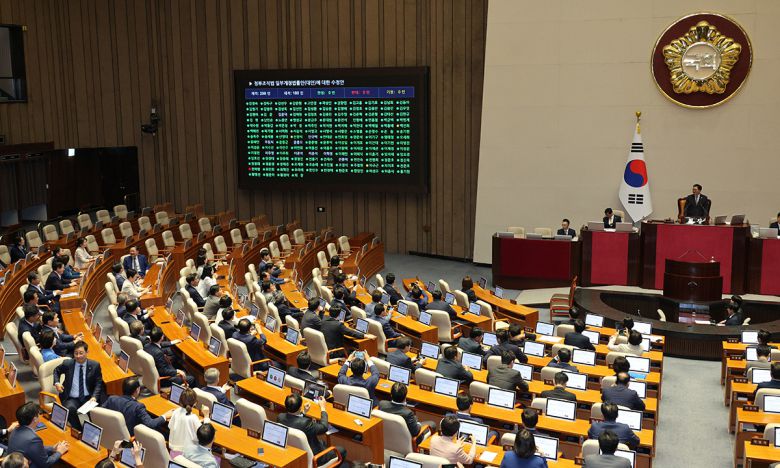 26일 서울 여의도 국회에서 열린 제429회국회(정기회) 9차 본회의에서 검찰청 폐지를 골자로 한 정부조직법 개정안이 통과되고 있다. 뉴스1