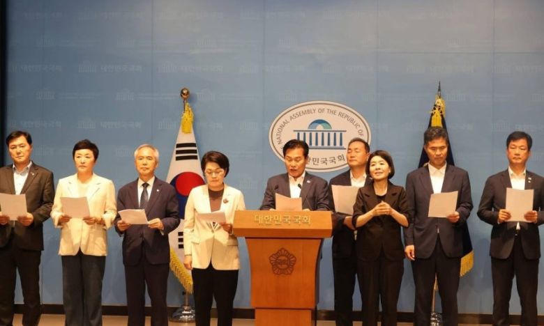 더불어민주당 호남 지역 국회의원들이 26일 국회 소통관에서 기자회견. 이원택 의원실 제공