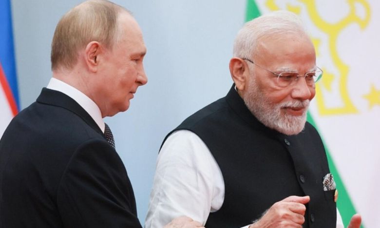블라디미르 푸틴 러시아 대통령(왼쪽)과 나렌드라 모디 인도 총리. 도널드 트럼프 미국 대통령이 “러시아·우크라이나 전쟁을 끝내려면 인도가 러시아산 석유 수입을 중단해야 한다”며 인도에 50%의 관세를 부과하는 등 강력한 압박에 나섬에 따라 모디 총리가 곤경에 빠졌다. 러시아 대통령실 제공