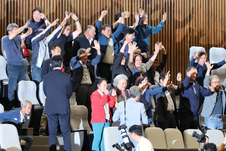 25일 서울 여의도 국회에서 열린 본회의에서 경북·경남·울산 초대형산불 피해구제 및 지원 등을 위한 특별법안이 통과되자 피해 주민들이 기뻐하고 있다. 연합뉴스
