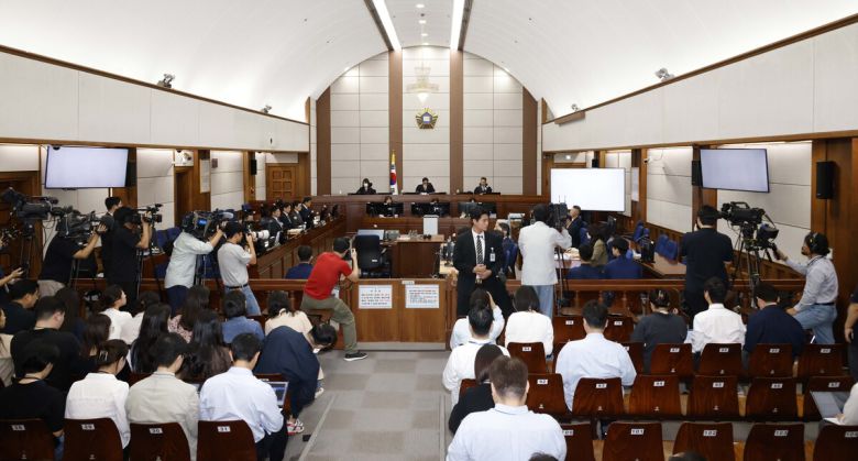 26일 서울중앙지법 형사35부 심리로 윤석열 전 대통령의 특수공무집행방해, 직권남용 권리행사방해 등 혐의 사건 첫 공판기일이 열리고 있다. 사진공동취재단