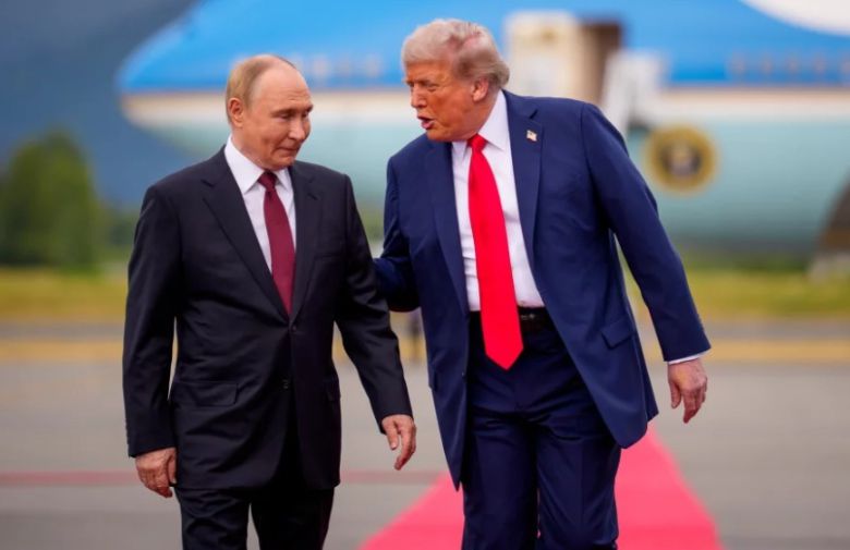 도널드 트럼프 미국 대통령(오른쪽)이 지난 8월 미·러 정상회담을 위해 알래스카에 도착한 블라미디르 푸틴 러시아 대통령을 비행장에서 맞이하고 있다. 게티이미지