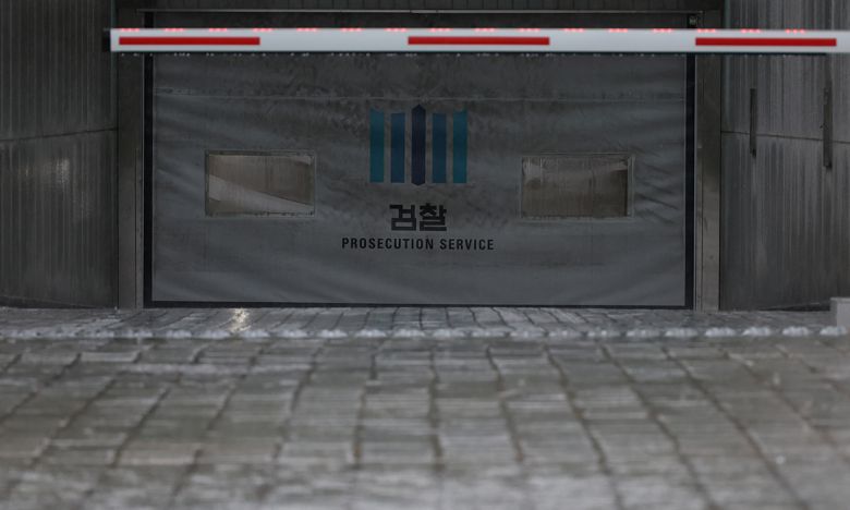 28일 비 내리는 서초동 대검찰청에 자동차 출입문에 차단기가 내려와 있다. 지난 26일 국회에서 검찰청 폐지 등을 담은 정부조직법 개정안이 표결 처리됨에 따라 검찰은 내년 9월 간판을 내린다. 연합뉴스