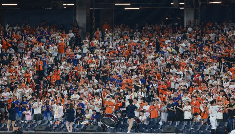 27일 대전 한화생명볼파크에서 열린 프로야구 2025 신한 SOL 뱅크 KBO리그 LG 트윈스와 한화 이글스의 경기에서 야구 팬들이 응원전을 펼치고 있다. 연합뉴스