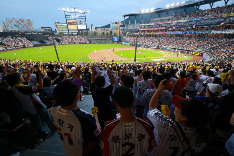 27일 대전 한화생명볼파크에서 열린 프로야구 2025 신한 SOL 뱅크 KBO리그 LG 트윈스와 한화 이글스의 경기에서 야구 팬들이 응원전을 펼치고 있다. 연합뉴스