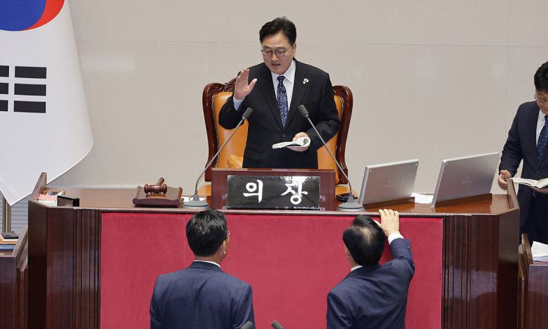 우원식 국회의장(가운데)이 25일 열린 국회 본회의에서 민주유공자 예우 법안에 대한 신속처리안건 지정 투표 끝에 명패수와 투표수가 불일치하는 개표 결과가 나오자 재투표를 요구하며 항의하는 국민의힘 의원들에게 상황을 설명하고 있다. 뉴스1