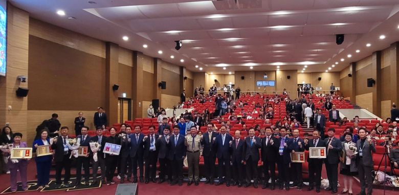 29일 열린 UN피스코 주최 ‘2025 SDGs 대상’ 시상식에 참석한 주요 인사들이 수상자들과 함께 기념촬영을 하고 있다. UN피스코 제공