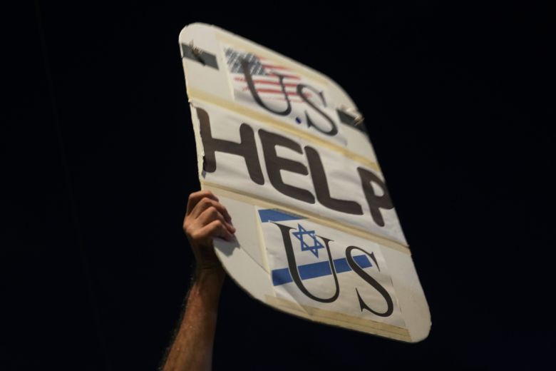 지난 29일(현지 시간) 이스라엘 텔아비브 주재 미국 대사관 분관 앞에서 하마스에 의해 가자지구에 억류된 인질들의 가족과 지지자들이 이들의 즉각적인 석방과 전쟁 종식을 촉구하고 있다.   텔아비브=AP연합뉴스