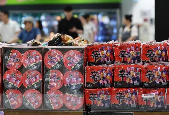 지난 8월 28일 서울의 한 대형마트에 넷플릭스 '케이팝 데몬 헌터스'에 등장한 라면 디자인을 반영한 농심 스페셜 제품이 진열돼 있다. 연합뉴스