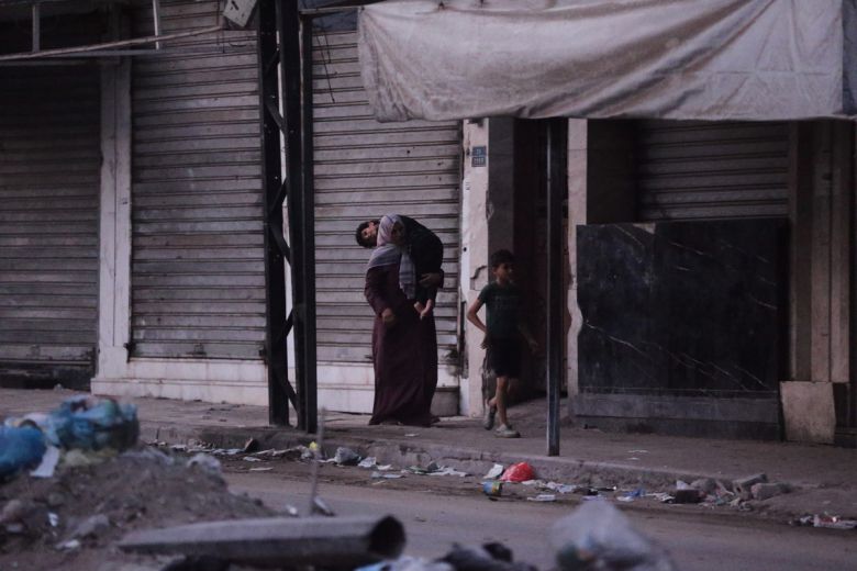 28일(현지 시간) 이스라엘군이 사전 경고 이후 가자지구 가자시티 내 고층 건물인 마카 타워를 공습한 후 팔레스타인 주민들이 건물 주변을 떠나고 있다.   가자시티=AP연합뉴스